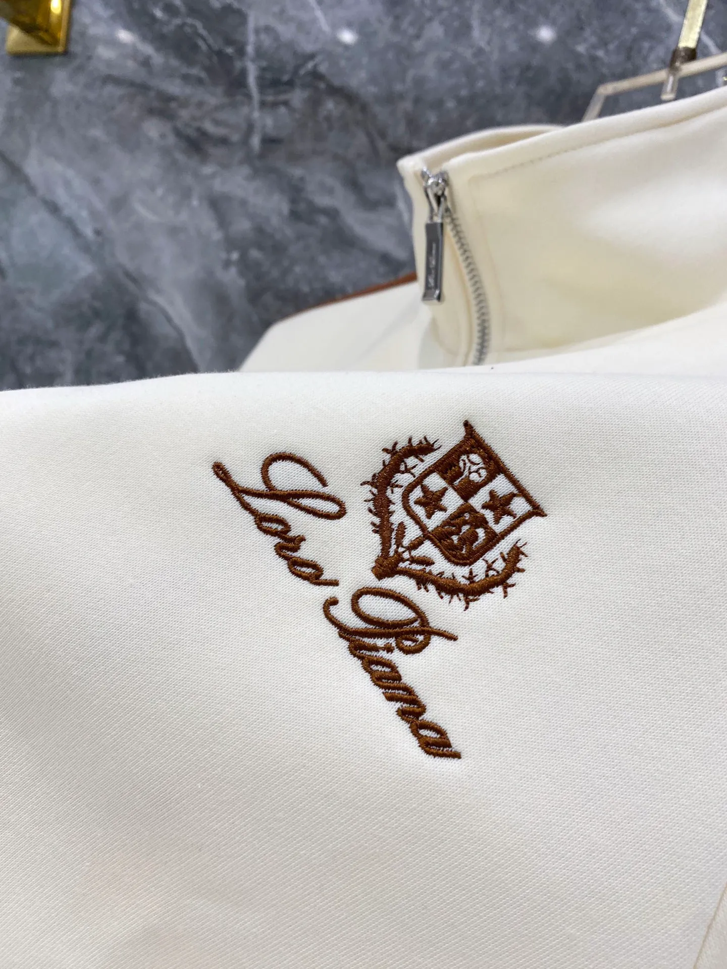Loro Piana suit 26ss customized top-quality fabric new jacket casual pants, webbing letter embroidery stitching new show products‼ The product is in perfect condition, comfortable and warm, complete with three labels, full and attractive color, very outstanding design, customized hardware accessories can easily enhance the fashion sense, the workmanship is extremely elegant and rigorous, and the wiring is neat and meticulous! A masterpiece from a famous designer! The upper body does not look bloated and is super handsome! Sizes：M～XXXL